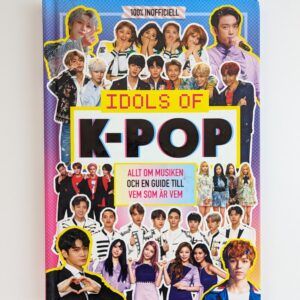 Framsidan av en K-pop-bok med rubriken "100% INOFFICIELL" och titeln "IDOLS OF K-POP". Omslaget är färgglatt och visar flera bilder av olika K-pop-idoler och grupper i collage-stil. Texten på framsidan säger "ALLT OM MUSIKEN OCH EN GUIDE TILL VEM SOM ÄR VEM". Det finns bilder på olika grupper och artister från K-pop-genren, vilket ger en visuell representation av bokens innehåll som fokuserar på att introducera och ge information om K-pop-idoler.