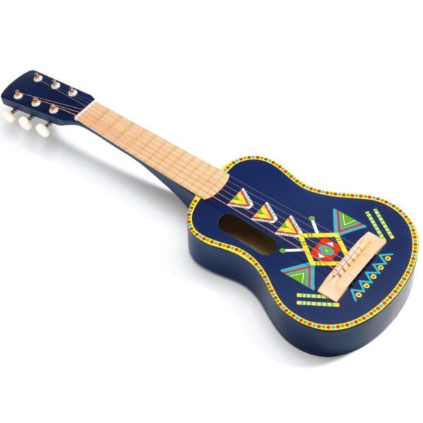 En närbild av en liten blå gitarr med färgglada geometriska mönster. Gitarren har en ljus trägreppbräda och sex strängar, liggande på en vit bakgrund.