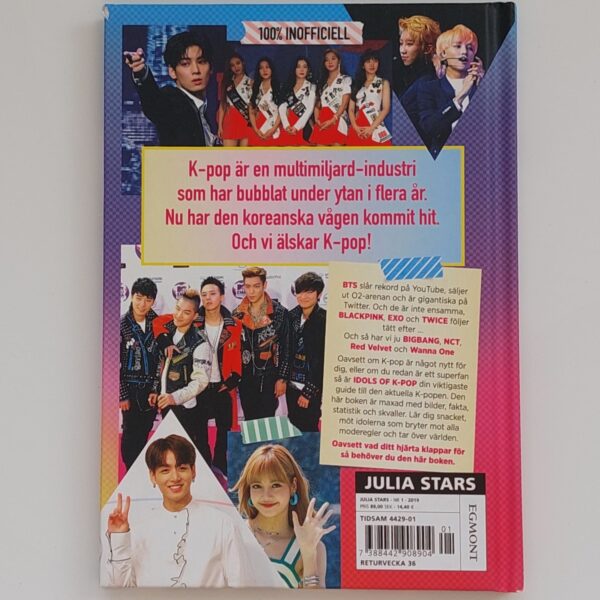 Baksidan av en K-pop-bok med rubriken "100% INOFFICIELL". Bilden visar flera kända K-pop-grupper och artister, inklusive en stor gruppbild och individuella bilder av olika artister. Texten i mitten av baksidan förklarar att K-pop är en mångmiljardindustri som har växt fram under flera år och nu har nått en bredare publik. Det nämns grupper som BTS, BLACKPINK, EXO, TWICE, BIGBANG, NCT, Red Velvet och Wanna One. Texten marknadsför boken som en guide till den aktuella K-pop-scenen och lovar att den ska ge en omfattande översikt av de största stjärnorna.