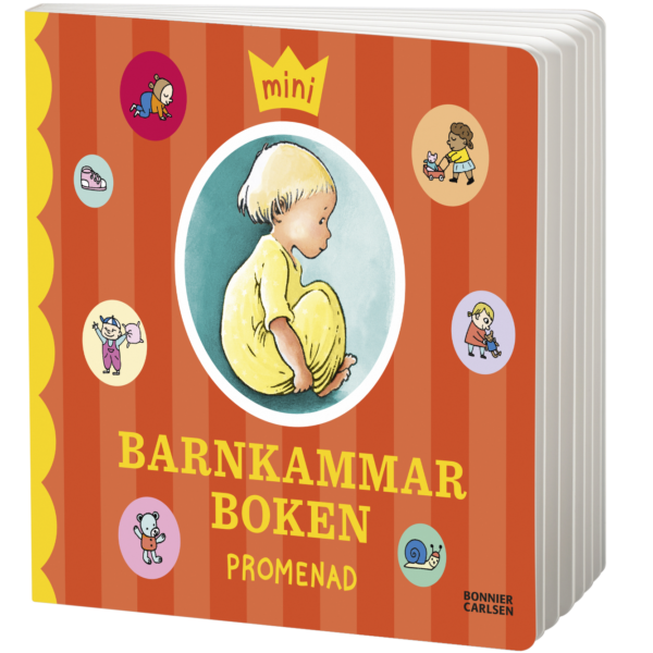 Framsidan av barnboken 'Minibarnkammarboken: Promenad' med en illustration av ett litet barn i gul pyjamas som sitter med knäna uppdragna. Bokens omslag är röd-orange med vertikala ränder och dekorerad med små cirklar innehållande illustrationer av olika lekande barn och djur. Texten 'Minibarnkammarboken: Promenad' står i gula bokstäver under bilden av barnet. Boken visas i 3D format.