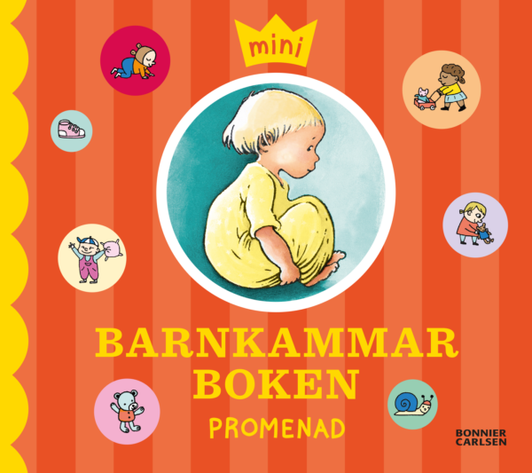 Framsidan av barnboken 'Minibarnkammarboken: Promenad' med en illustration av ett litet barn i gul pyjamas som sitter med knäna uppdragna. Bokens omslag är röd-orange med vertikala ränder och dekorerad med små cirklar innehållande illustrationer av olika lekande barn och djur. Texten 'Minibarnkammarboken: Promenad' står i gula bokstäver under bilden av barnet.